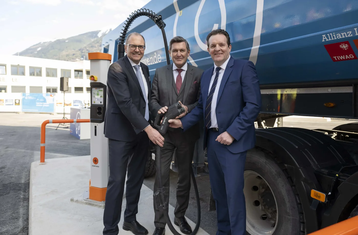 TIWAG-Vorstandsdirektor Alexander Speckle (l.) präsentiert mit Bundesminister Peter Hanke und Verkehrslandesrat René Zumtobel (r.) das E-Lkw-Pilotprojekt.