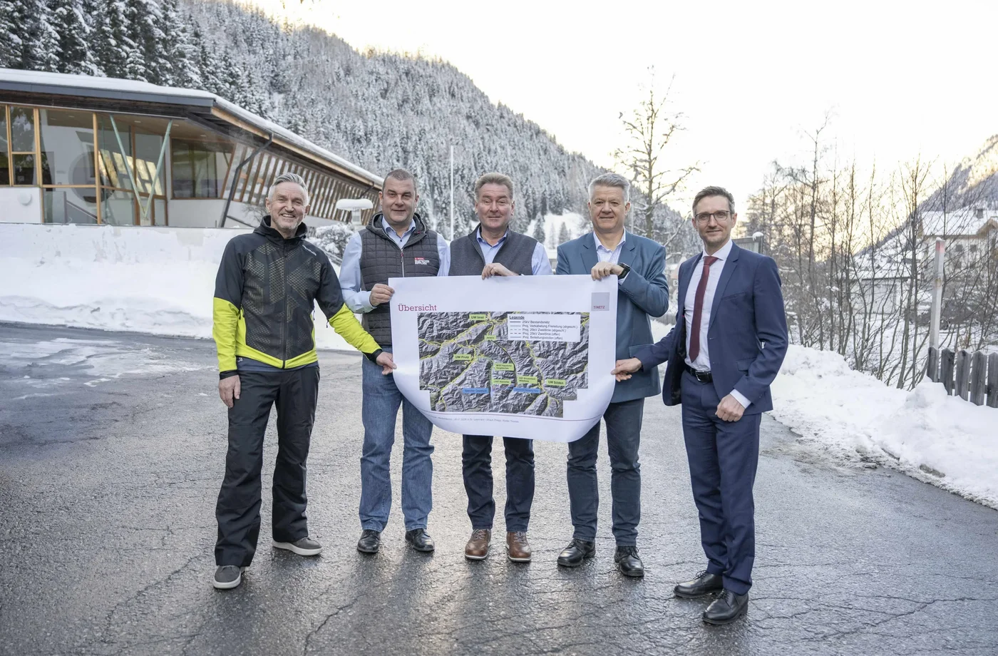 Strom-Schulterschluss zwischen dem Pitztal und Kaunertal (v.r.): TIWAG-Vorstandsdirektor Michael Kraxner und TINETZ-Geschäftsführer Thomas Rieder mit Bgm. Elmar Haid (St. Leonhard), Dietmar Leitner (Pitztaler Gletscherbahnen) und Bgm. Christian Kalsberger