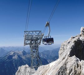 Zugspitze Gondelbahn mit Bergpanorama
