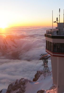 Tiroler Zugspitzgipfel im Winter im Nebel