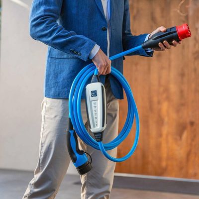 Eine Person hält ein TIWAG-mobiles Ladekabel in der Hand.