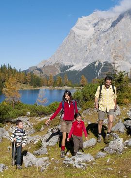 Familie am Seebensee im Herbst