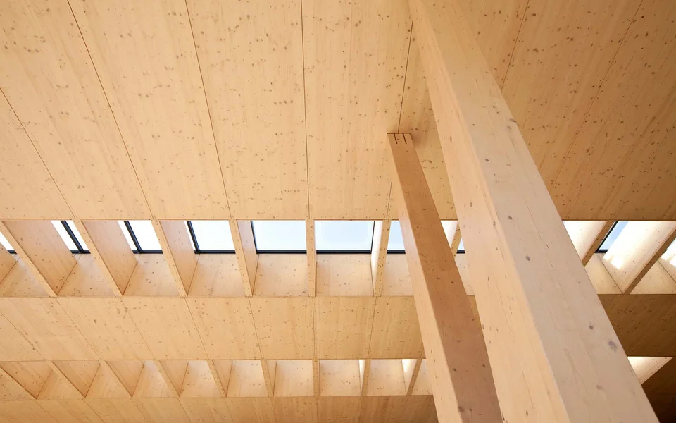 The wooden roof construction of the company headquarters in Imst
