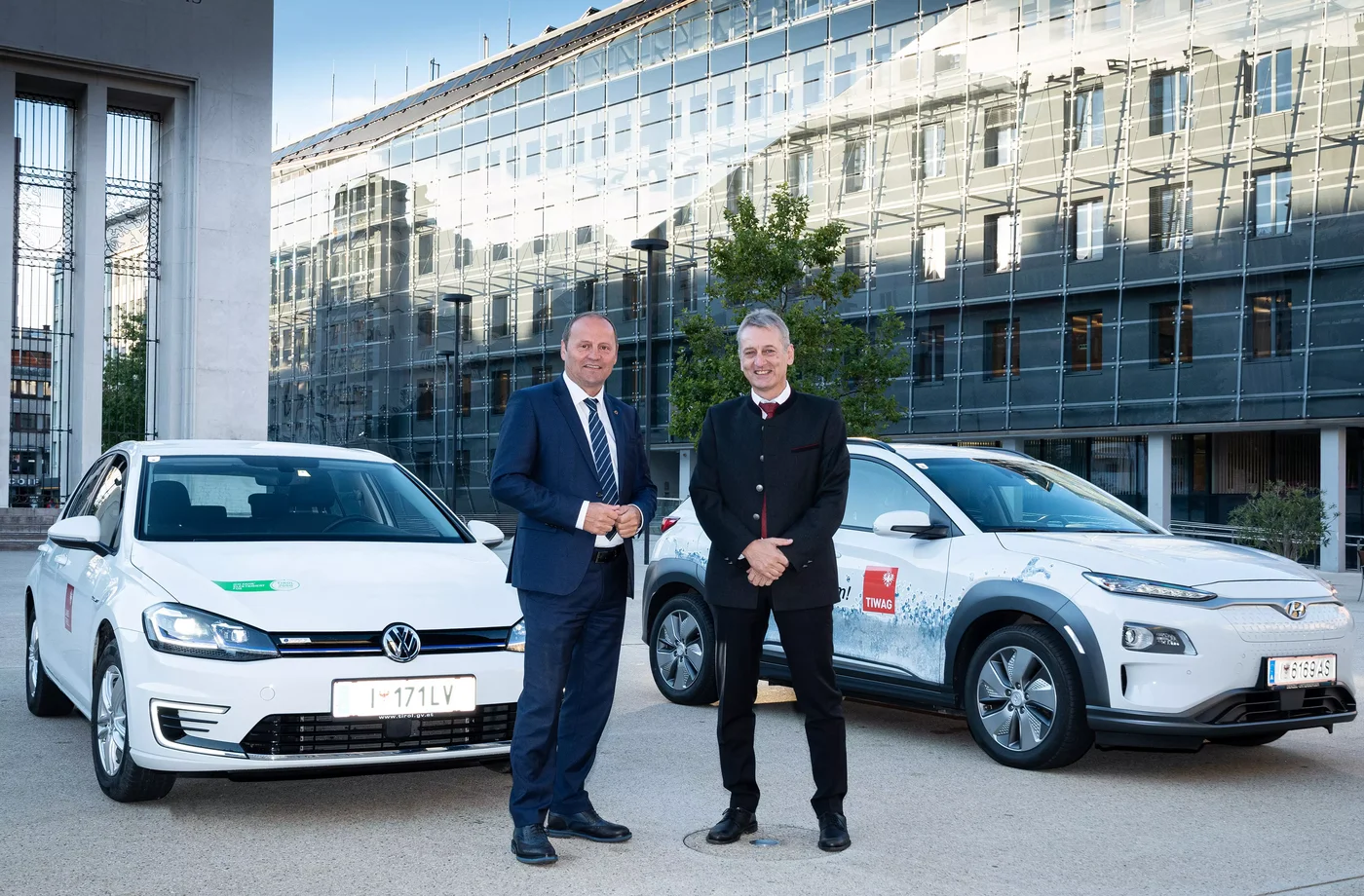 TIWAG-Vorstandsvorsitzender Erich Entstrasser (r.) und LH-Stv. Josef Geisler forcieren den Ausbau der E-Mobilität: Mit 390 öffentlichen bzw. halböffentlichen Ladepunkten zählt TIWAG zu den führenden Anbietern im Westen Österreichs.