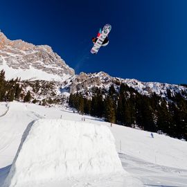 Snowboarder im Snowpark Ehrwalder Almbahn