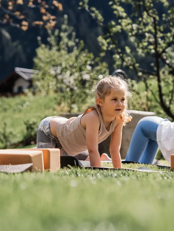 Familien yoga im Garten