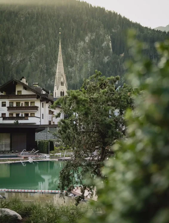 Resort Hotel Neuhaus mit Badesee in Mayrhofen