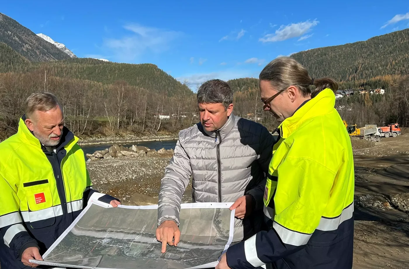 Startschuss in Längenfeld für umfangreiche Gewässersanierungsmaßnahmen mit TIWAG-Projektleiter Klaus Feistmantl (re.), Bürgermeister Richard Grüner und Vorstandsdirektor Johann Herdina: Der Landesenergieversorger investiert in Summe rund sechs Mio. Euro.