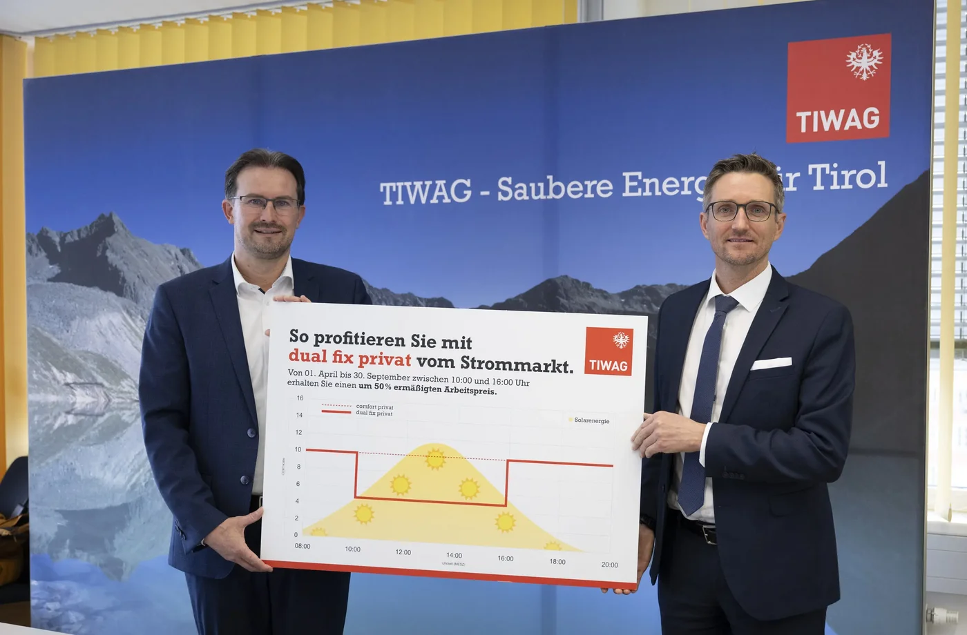 TIWAG-Vorstandsdirektor Michael Kraxner präsentiert mit TIWAG-Vertriebsleiter Christian Nagele (li.) das neue Stromprodukt mit einem deutlich reduzierten Tarif im Sommerhalbjahr.
