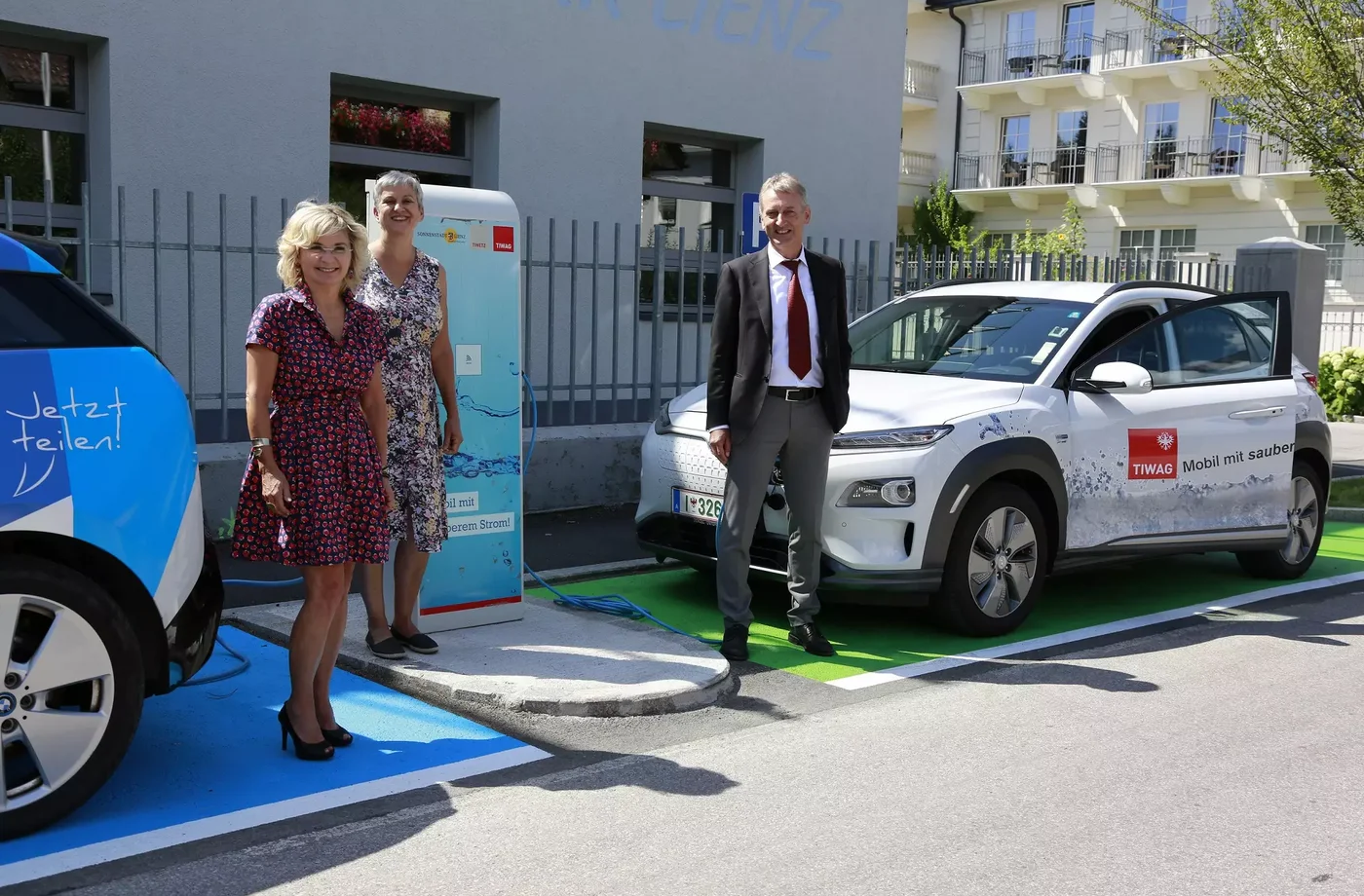 TIWAG-Vorstandsvorsitzender Erich Entstrasser, Bürgermeisterin Elisabeth Blanik und Umweltausschussobfrau Gerlinde Kieberl freuen sich über die Fertigstellung der neuen und modernen E-Ladeinfrastruktur u.a. beim Wasserwerk Lienz.