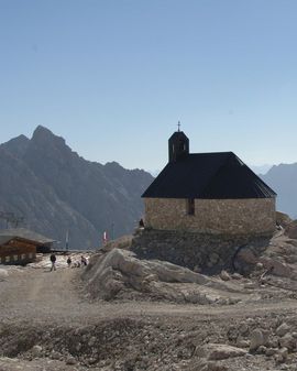 Eine Kapelle auf der Zugspitze – im Hintergrund sieht man eine Bergkulisse