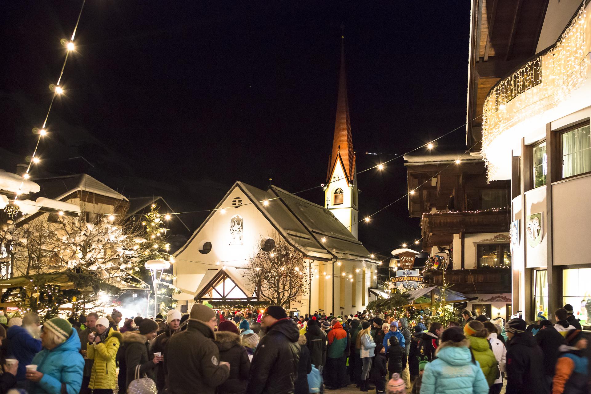 Weihnachtlicher Dorfplatz beim Tuxer Advent
